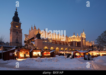 In Europa orientale la Polonia Cracovia Malopolska panno Sukiennice Hall Mercatino di Natale Twilight 2010 Foto Stock