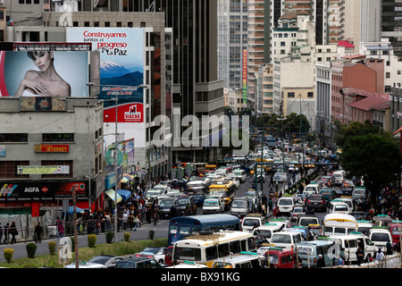 Congestione del traffico/blocco stradale sulla via principale Avenida Mariscal Santa Cruz attraverso il centro della città di la Paz, Bolivia Foto Stock