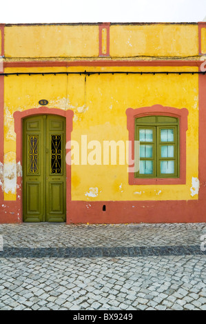 Casa colorati davanti in Vila Real de Santo António, Algarve, PORTOGALLO Foto Stock