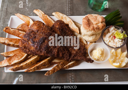 Piatto di pesce e patatine al ristorante Fiddlin Lobster, Souris, Prince Edward Island, The maritimes, canada. Foto Stock