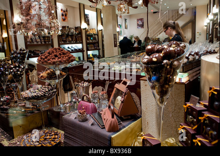 Parigi, Francia, negozi di lusso, 'Michel' Cluizel, francese il negozio di cioccolato, all'interno di prodotti alimentari su display, Cioccolataio Foto Stock