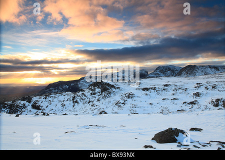 Winter Sunset over Scafell Pike, Englands più alta montagna, Lake District, Cumbria, Regno Unito Foto Stock