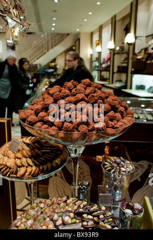 Parigi, Francia, Shopping, "Michel Cluizel", tartufi di cioccolato francese in mostra nella vetrina del negozio, cioccolateria, dettaglio Foto Stock