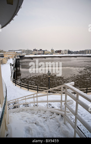 Coperta di neve lungomare da Pier a Worthing, West Sussex, Regno Unito Foto Stock