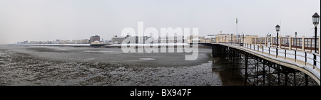 Panorama di una coperta di neve lungomare da Pier a Worthing, West Sussex, Regno Unito Foto Stock