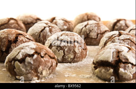 La cottura di festa - vassoio pieno di biscotti al cioccolato con glassa di zucchero; Foto Stock