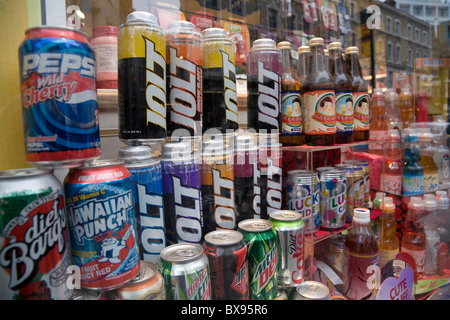 Righe di bevande analcoliche in vetrina Londra Inghilterra Regno Unito Foto Stock