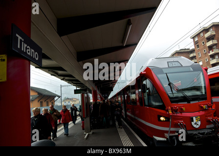 Passeggeri dello sbarco di Patrimonio Mondiale UNESCO Ferrovia Retica Bernina Express treno in stazione ferroviaria Tirano in Italia Foto Stock