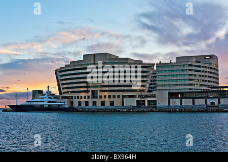 World Trade Center dal centro commerciale Maremagnum, Port Vell, porto, Ciutat Vella, Barcelona, Spagna Foto Stock