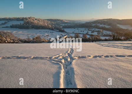 Attraversare percorsi nella neve sulla collina Warlingham guardando oltre a Woldingham Surrey, Inghilterra Regno Unito Gran Bretagna congelate di dicembre 2010 Foto Stock