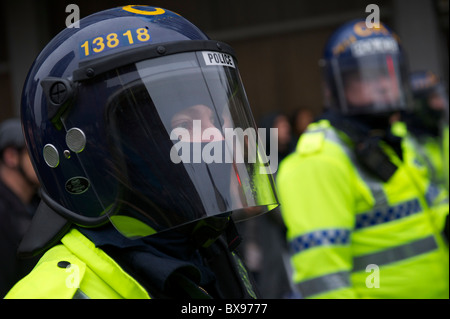 Una Falange degli ufficiali di polizia, la numerazione in eccesso di 1400, dotato di ingranaggio di tumulto e di sicurezza cani, tenuto un raduno di 1.000 Foto Stock