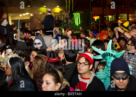 Dimostranti nell'annuale Halloween Parade in New York City's Greenwich Village Foto Stock