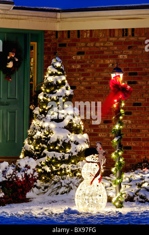 Suburban American Home al crepuscolo decorata per le vacanze di Natale in Indiana Foto Stock