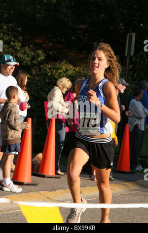 Età 16 femmina Natalie Winton termina una corsa podistica. Popcorn Beavercreek Festival 5K correre a piedi. Beavercreek, Ohio, Stati Uniti d'America. Foto Stock