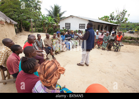 Gli abitanti di un villaggio di partecipare a un incontro di comunità nella città di Kakata, Liberia, Africa occidentale. Foto Stock