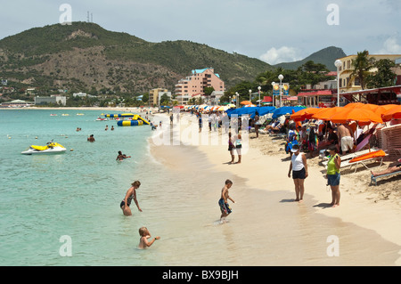 Ombrelloni sulla grande spiaggia di Baia Philisburg St Martin St Maarten Foto Stock