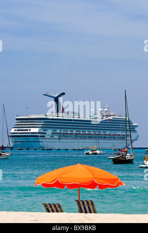 La nave di crociera e ombrelloni sulla grande spiaggia di Baia Philisburg St Martin St Maarten Foto Stock