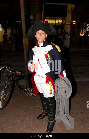 Un partecipante nel 2010 Greenwich Village parade di New York City vestito come Napolean Bonaparte Foto Stock