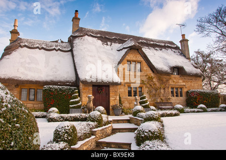 Un cottage con tetto di paglia coperto di neve sul bordo del villaggio Costwold di Chipping Campden. In Inghilterra. Foto Stock