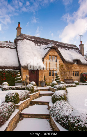 Un cottage con tetto di paglia coperto di neve sul bordo del villaggio Costwold di Chipping Campden. Inghilterra Foto Stock