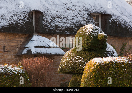 Un cottage con tetto di paglia coperto di neve sul bordo del villaggio Costwold di Chipping Campden. Inghilterra Foto Stock