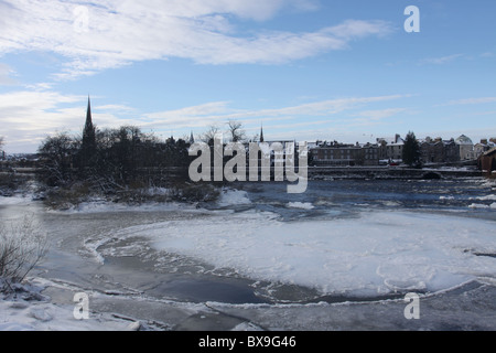 Ghiaccio sul fiume Tay in inverno perth scozia dicembre 2010 Foto Stock