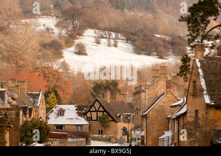 I Cotswolds village di Broadway con coperta di neve di colline in background. Worcestershire,Inghilterra. Foto Stock