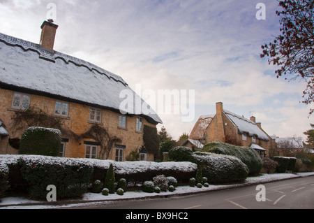 Cottage con il tetto di paglia nel villaggio Costwold di Chipping Campden in inverno la neve Foto Stock