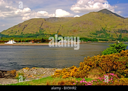 Regno Unito Scozia Inverness-shire Corran guardando sopra Loch Linnhe di Ardgour e le colline Morven Foto Stock