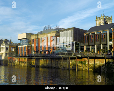 Riverside bar ristoranti e Guildhall lungo il fiume Ouse York North Yorkshire Inghilterra Gran Bretagna GB UK Regno Unito Foto Stock