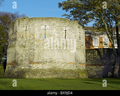 Torre Multangular in autunno Museo Giardini York North Yorkshire England Regno Unito Regno Unito GB Gran Bretagna Foto Stock