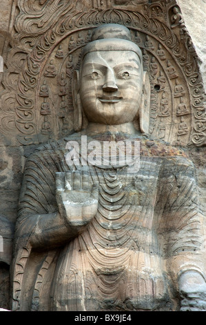 Gigantesca statua del Buddha scolpita all'interno delle antiche grotte di Yungang, Datong, Shanxi, Cina. Foto Stock