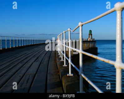 West Pier e Lighthouse Whitby Harbour entrata North Yorkshire Inghilterra Regno Unito GB Gran Bretagna Foto Stock