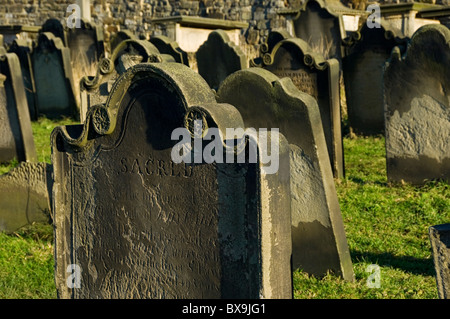 Primo piano delle lapidi intemperie nel cimitero di St Mary East Cliff Whitby North Yorkshire Inghilterra Regno Unito Regno Unito Gran Bretagna Foto Stock