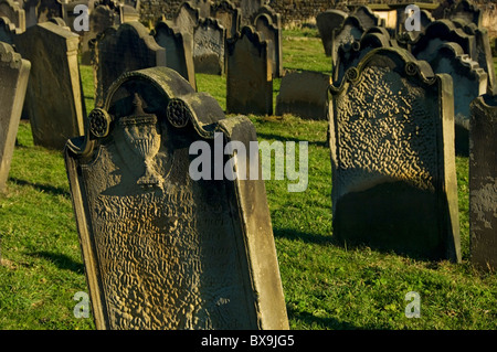 Primo piano di lapidi stagionato nel cimitero di St Mary East Cliff Whitby North Yorkshire Inghilterra Regno Unito GB Gran Bretagna Foto Stock