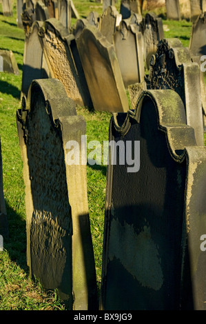 Primo piano di lapidi intemperie nel cimitero di St Mary East Cliff Whitby North Yorkshire Inghilterra Regno Unito GB Gran Bretagna Foto Stock