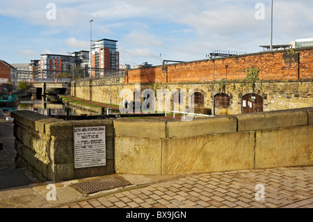 Serratura ufficio Ponte a Leeds e Liverpool Canal Leeds West Yorkshire England Regno Unito Regno Unito GB Gran Bretagna Foto Stock