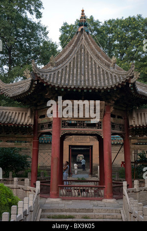 Il padiglione nei giardini della Grande Moschea di Xi'an, la più antica moschea nel paese, Xi'an, Shaanxi, Cina. Foto Stock