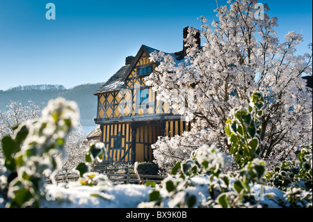 Il castello di Stokesay gatehouse in inverno, Shropshire, Inghilterra, Regno Unito Foto Stock