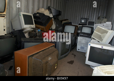 Televisori indesiderati e monitor di computer Peterborough centro di riciclaggio Cambridgeshire Regno Unito Foto Stock