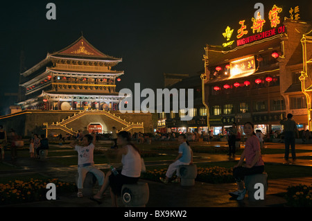 I turisti al di fuori della Torre del Tamburo (Gu Lou) di notte, Xi'an, Shaanxi, Cina. Foto Stock