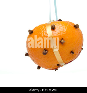 Natale pomander orange studded con chiodi di garofano isolato su bianco. Foto Stock