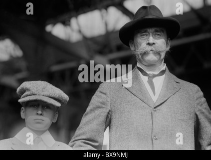 Foto d'epoca circa 1913 di Arctic explorer Robert Edwin Peary (1856 - 1920) e suo figlio Robert Jr (1903 - 1994). Foto Stock