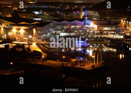 La Baia di Cardiff di notte Galles del Sud che mostra il lungomare e i suoi ristoranti. Foto Stock