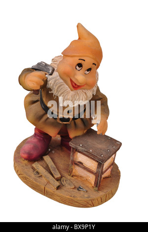 Gnome con la barba bianca per lavorare con martello Foto Stock