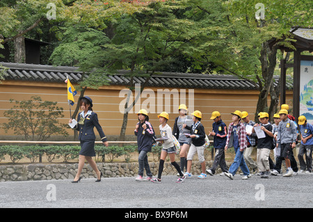 Scuola le ragazze e i ragazzi della scuola visita tempio dorato, Kyoto, Giappone Foto Stock