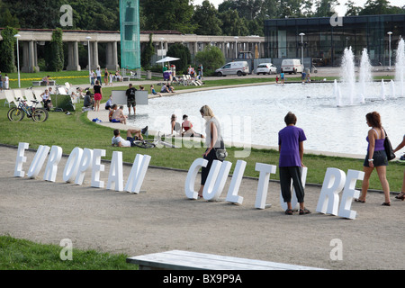 Artisti rendendo la frase "cultura europea" enunciato nel blocco bianco lettere. Foto Stock