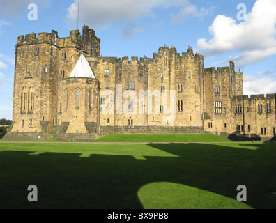 Alnwick Castle mantenere e cappella visto dall'interno della parete di tamponamento, Alnwick, Northumberland, Inghilterra, Regno Unito. Foto Stock