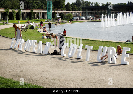 Artisti rendendo la frase "cultura europea" enunciato nel blocco bianco lettere. Foto Stock