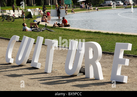 Artisti rendendo la frase "cultura europea" enunciato nel blocco bianco lettere. Foto Stock